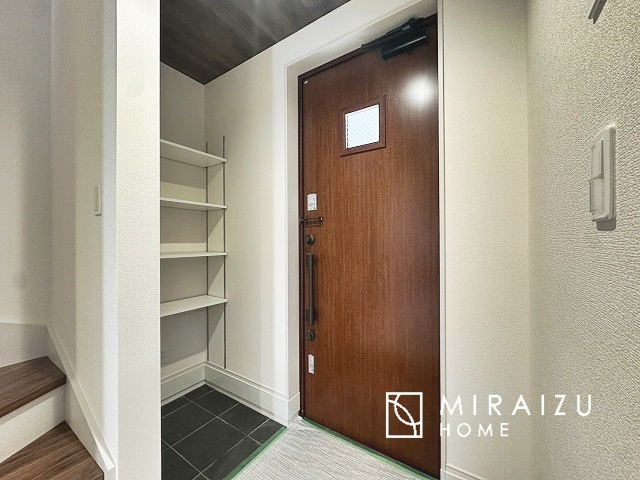 【玄関】 | 永く住むからこそシンプルで飽きのこないデザインに。ただいま、おかえりの温かな声が聞こえる玄関。