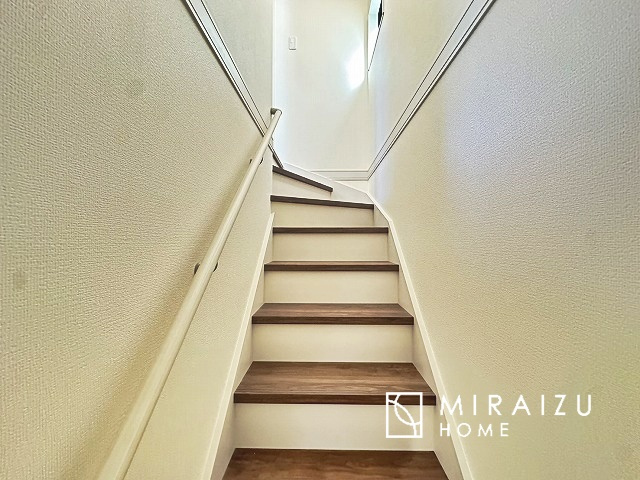 【内装】 | 安全性に配慮した手すり、清潔感や明るい陽光を取り入れてくれる窓がある階段。LED照明付きでお財布にもやさしいつくり。