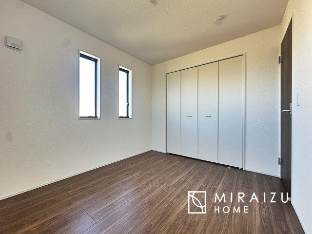 【洋室】 | 日当たりの良いお家は嬉しいですよね。それぞれ価値観が分かれる箇所です、実際に内覧して日当たりの心地よさをご体感下さいね♪