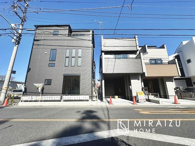 【外観】 | 青く澄み渡った綺麗な空と、陽の光をたっぷりと受ける、そんな新築住宅で新生活をスタートしてみませんか？見学・ご相談等、ミライズホーム(株)までお気軽にご連絡下さい。