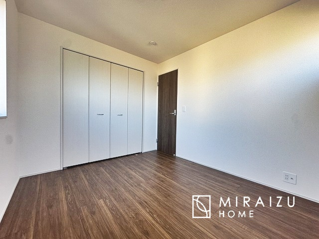 【洋室】 | プライバシー性と開放感を高める住環境。陽当たりの良い開かれたロケーションを活かし、心地よい暮らしをプランニング