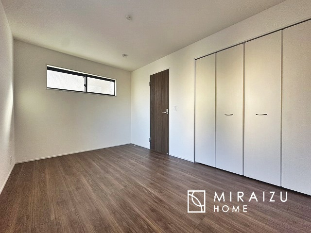 【洋室】 | 暮らしやすさを考えたプランで快適な現地ロケーションを実現。安らぎに満たされる、ゆとりのある日々を過ごせます♪