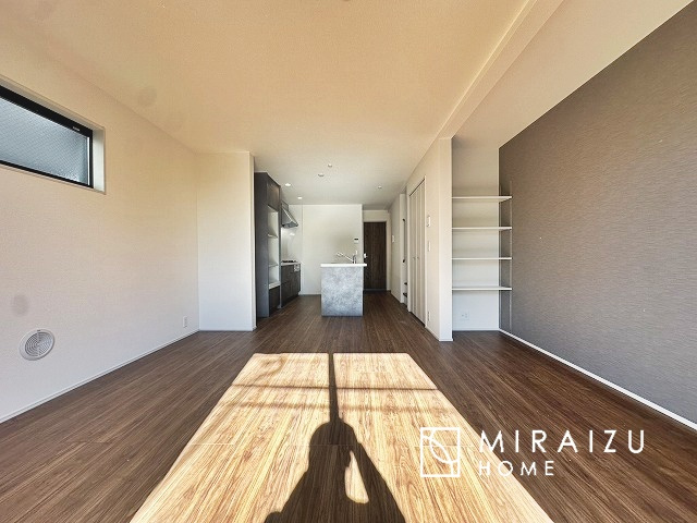 【居間・リビング】 | プライバシー性と開放感を高める住環境。陽当たりの良い開かれたロケーションを活かし、心地よい暮らしをプランニング