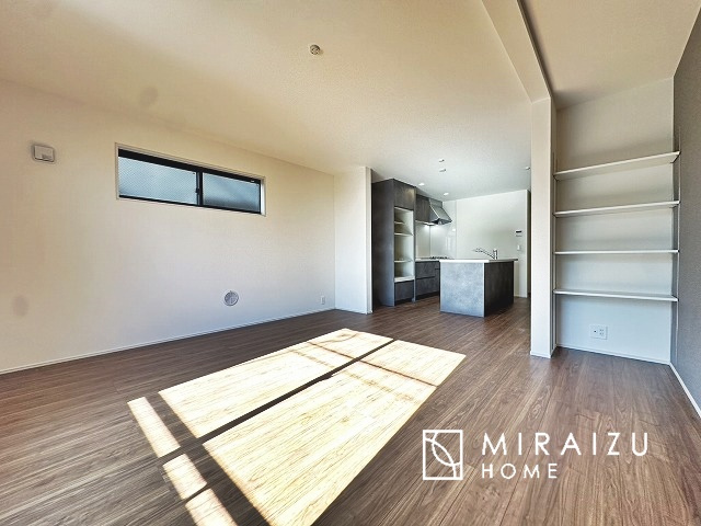 【居間・リビング】 | 人生100年時代、永く安心してお住まいいただくために、大切なご家族と財産を守ることのできる地震に強い安心な住宅！お休みの日にご家族で見学はいかがでしょう♪