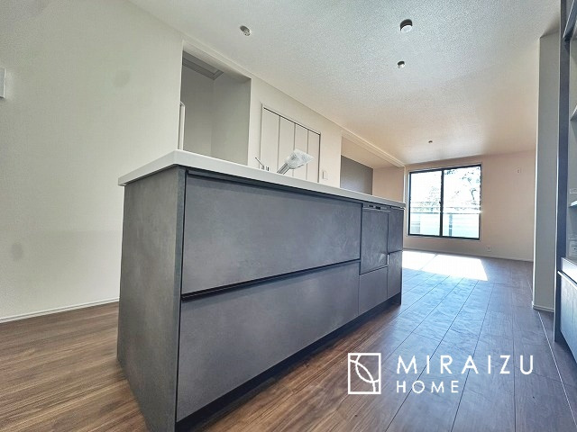 【キッチン】 | 広々としたキッチンは大きな深型シンク、3口コンロ、換気扇、大きなお鍋から小物まで取り出しやすさを考えられた引き出し収納の付いたシステムキッチンです。