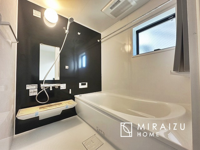 【浴室】 | お子さんとわいわいと楽しいバスタイムもよし、一人でゆったりと入るのもよし、浴室換気乾燥機付きのユニットバス。お洗濯物を干せるだけでなく、カビ防止にもなります。