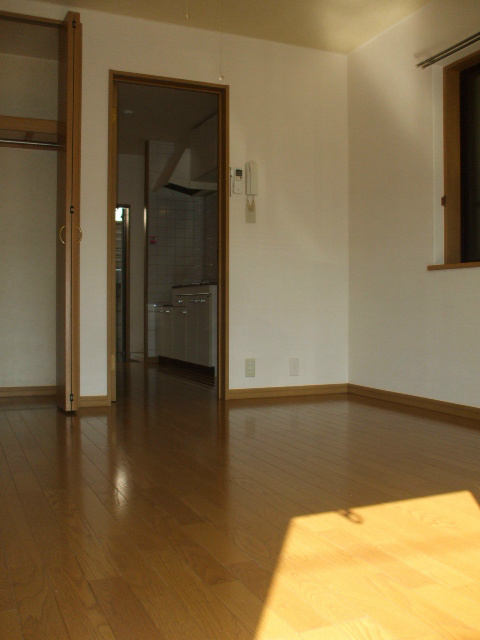 中野区大和町４丁目のアパートの居間・リビング