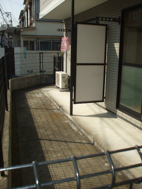 中野区大和町４丁目のアパートのバルコニー