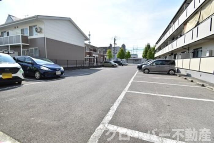 コウジィーコート前川の駐車場|駐車場