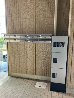 【その他共用部分】 | アルシオーネ新ゆり | 共用部には宅配BOXがあるので荷物の受け取りもスムーズに♪再配達の手間がかからないのが魅力♪