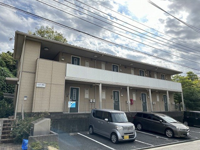 【外観】 | アルシオーネ新ゆり | 小田急線「新百合ヶ丘」駅まで徒歩7分！便利な立地の2階建てアパートです♪通勤通学はもちろん、お買い物やお出かけにもGood☆