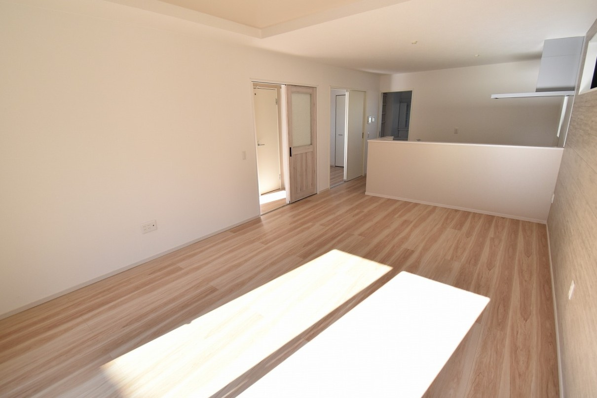 ケイアイフィット　日立市東町　3期 　1の前面道路含む現地写真|並列駐車可能なカースペースを確保。毎日のお車の出し入れがストレスなく行えます！
同メーカー完成物件の内覧が可能です。ご予約はHPから、またお電話でも、お気軽にどうぞ。