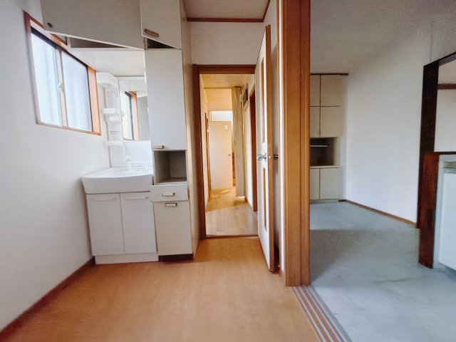 【中古戸建】前橋市総社町1期の独立洗面台|■洗面室｜大きな鏡で朝の身支度もラクラク♪毎日の忙しい準備が楽しくなる洗面所です(^^