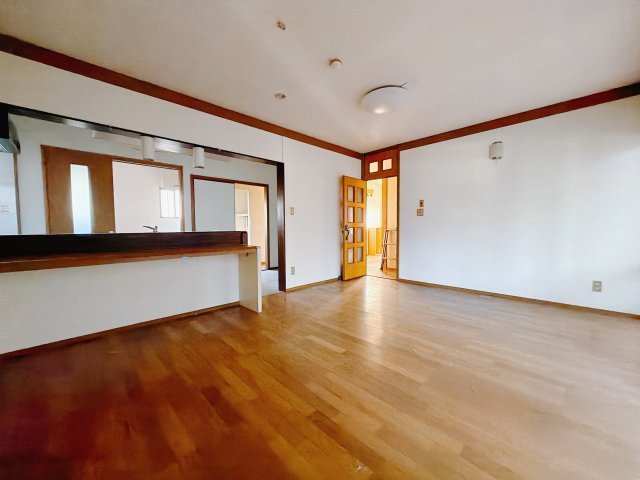 【中古戸建】前橋市総社町1期の居間・リビング|■リビング｜木製で懐かしさのある家具やアンティーク調の小物に囲まれてレコードを流したり小説を読んだり…そんな心ときめく暮らしをしませんか？