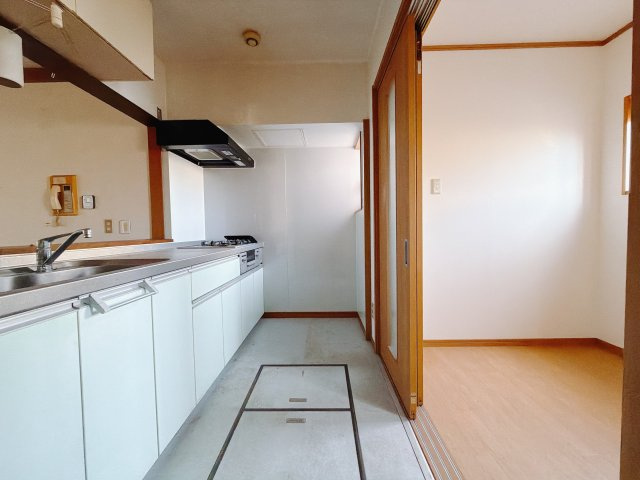 【中古戸建】前橋市総社町1期のキッチン|■キッチン｜ワークトップの幅が広く、お子様といっしょにお料理をつくったり、ちょっとしたパーティーも楽しめます。フラットなのでお掃除がしやすいのもポイントです♪