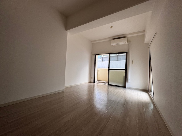 的場Yビルの居間・リビング