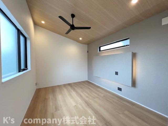 藤沢市辻堂1丁目　新築戸建　A号棟の居間・リビング|ダウンライトとシーリングファン付でお洒落度が上がるリビング◇◇