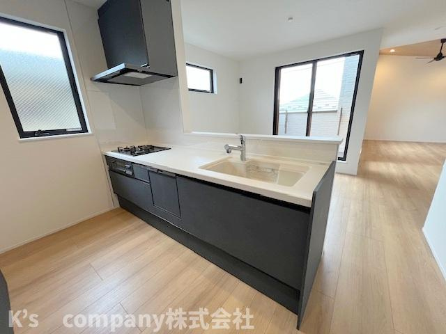 藤沢市辻堂1丁目　新築戸建　A号棟のキッチン|全体を見わたせる対面式キッチン♪
