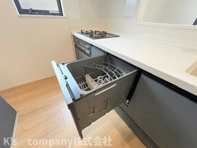 藤沢市辻堂1丁目　新築戸建　A号棟のキッチン|時間短縮に便利な食洗機付き◇◇