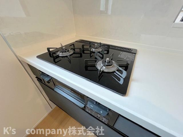 藤沢市辻堂1丁目　新築戸建　A号棟のキッチン|同時進行ができる3口コンロ♪