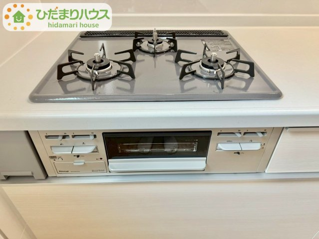 野田山崎2工区　新築戸建　2-G号棟のキッチン|3口コンロと収納豊富なキッチンで、ママの毎日のお料理もはかどります☆								
