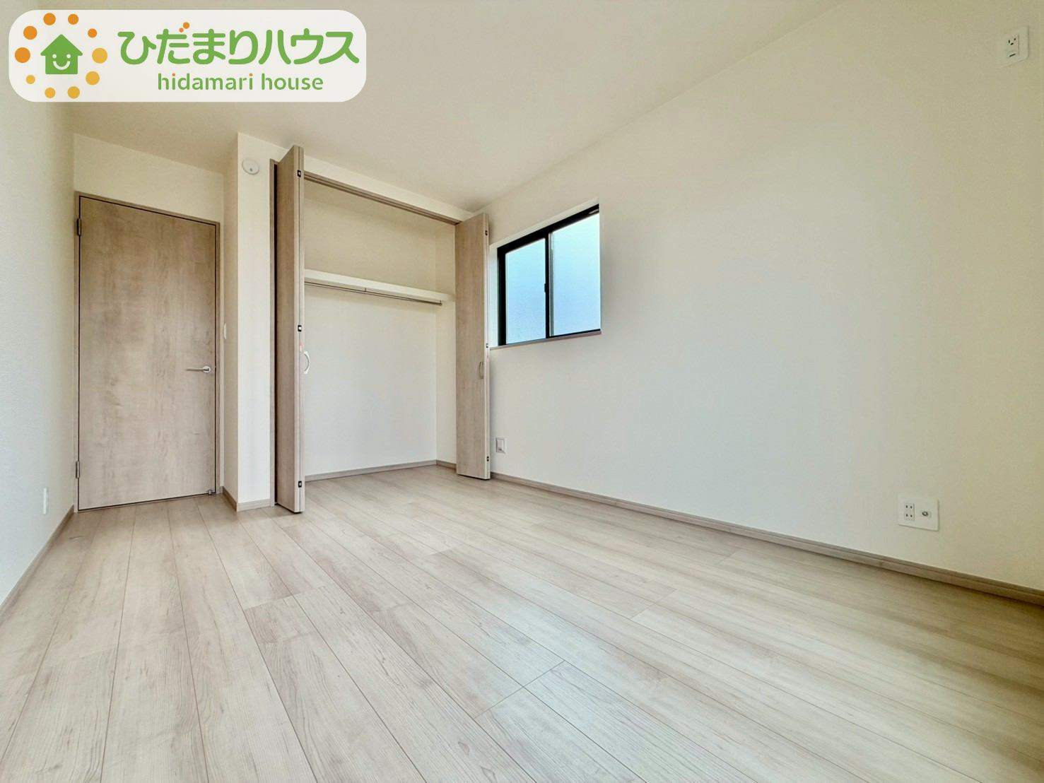 野田山崎2工区　新築戸建　2-G号棟の洋室|"大容量のクローゼット！ハンガーパイプ付き。
洋服をかけて収納すれば、「何を持っているか」忘れることもありません！"											
