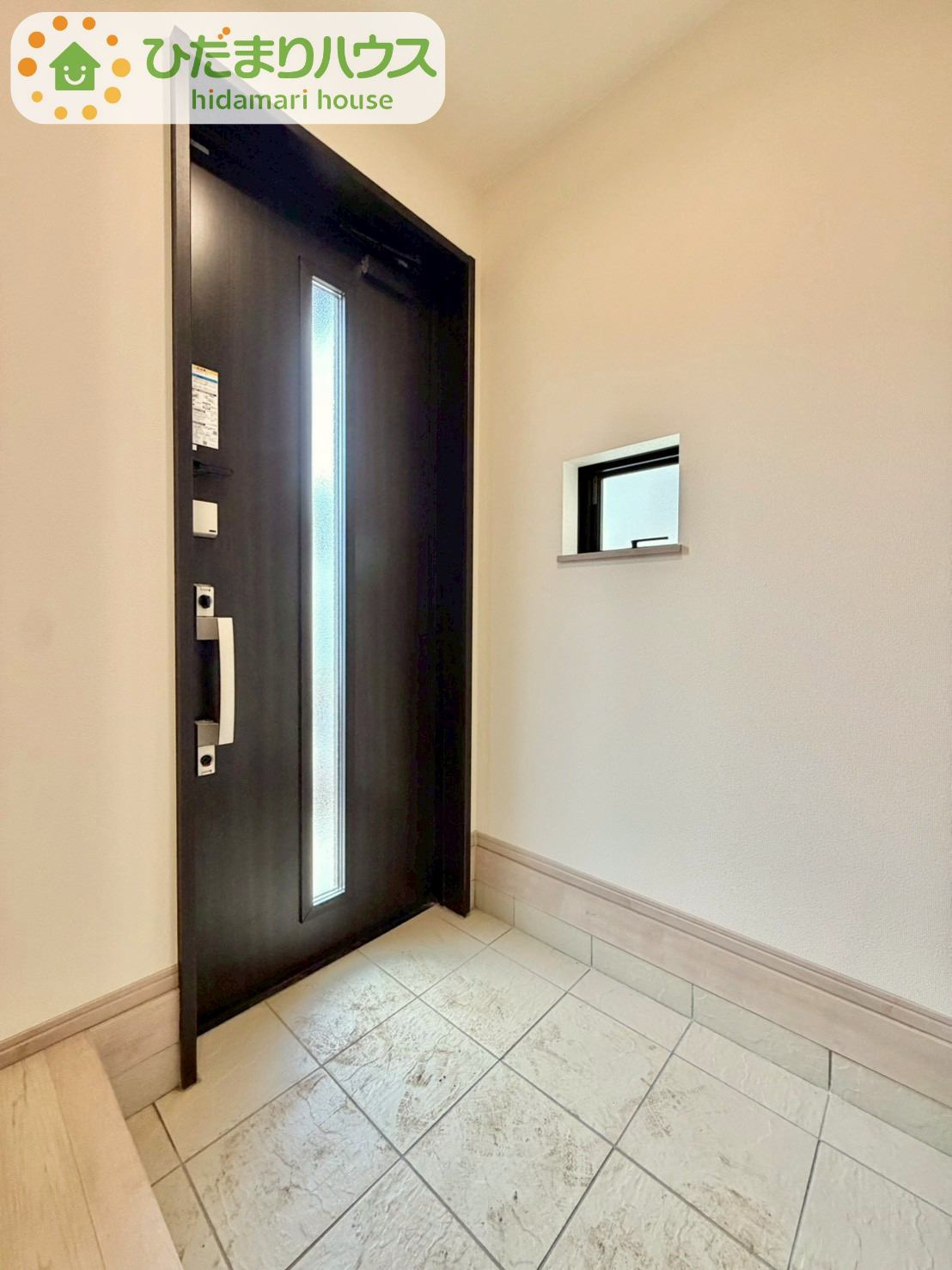 野田山崎2工区　新築戸建　2-G号棟の玄関|小窓が付いているドアなので明るいスペースになっています♪							
