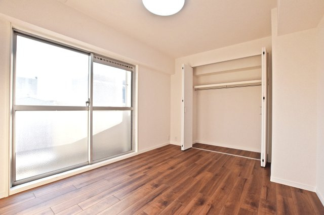 新大阪スカイハイツの洋室