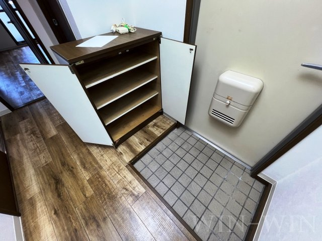 WEST COURT N棟の玄関