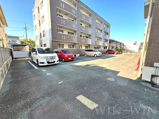 WEST COURT N棟の駐車場