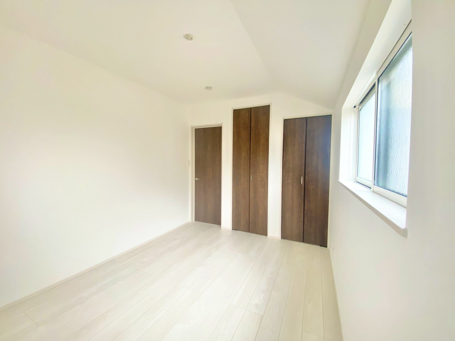 荻野３丁目　２号棟の洋室|【洋室６帖】
全ての居室が6帖以上だから、ベッドやデスクを置いてもゆったり。個々のプライベート空間をしっかり確保した快適な住まいです。