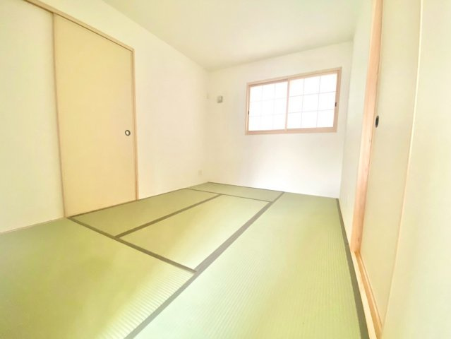 荻野３丁目　２号棟の収納|【納戸６帖】
柔らかい畳はお子様のプレイルームやお昼寝の場にいかがでしょうか？