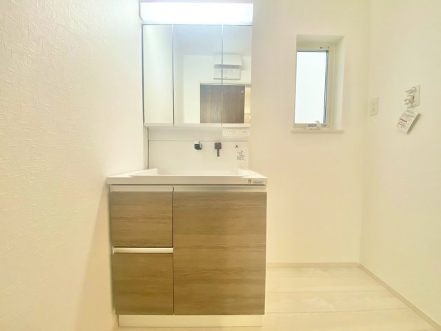 荻野３丁目　２号棟の独立洗面台|三面鏡洗面化粧台付きで、身だしなみチェックもラクラク。鏡裏収納で小物もすっきり整理でき、洗面スペースを美しく使える快適な住まいです。
