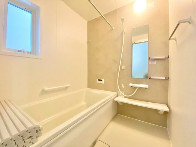 荻野３丁目　２号棟の浴室|浴室暖房換気乾燥機付きで、冬でも快適に入浴可能。雨の日や梅雨時期も洗濯物を乾かせるので、家事もラクにこなせる便利な浴室です。