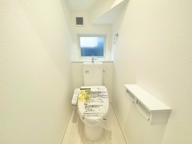 荻野３丁目　２号棟のトイレ|各階にトイレがあるから、家族みんなが朝や夜もスムーズに使える快適設計。忙しい時間も待たずに済む、暮らしやすさに配慮された住まいです。