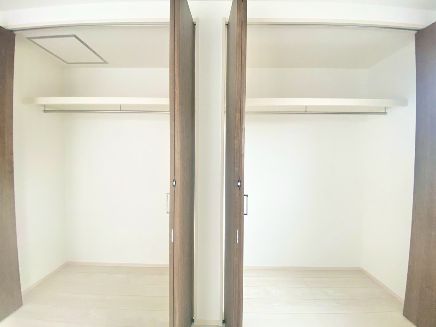 荻野３丁目　２号棟の収納|全居室に収納が備わった住まいで、家族それぞれの衣類や荷物をしっかり整理。お部屋をすっきり保てて、暮らしやすさを実感できる快適空間です。