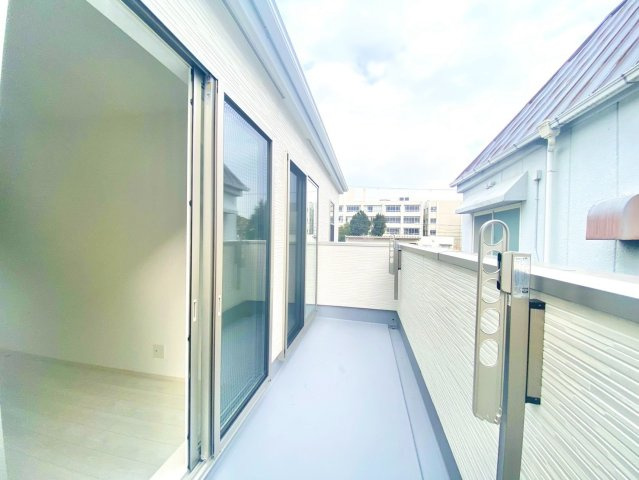 荻野３丁目　２号棟のバルコニー|陽当たり抜群の南向きバルコニー付き。朝の光で目覚めも爽やか、家事も快適にこなせる、暮らしに嬉しい設計です。