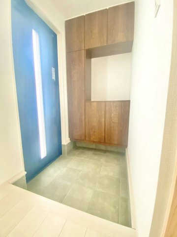 荻野３丁目　２号棟の玄関|シューズクローゼット付きだから、玄関まわりをいつもすっきり保てる空間。出し入れしやすく、家事やお出かけの準備もラクラク進む住まいです。