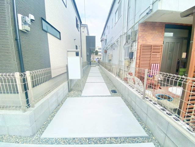 荻野３丁目　２号棟の外観|物件のことはもちろん、教育施設・スーパー・商業施設・公園・公共機関といった周辺の住環境も車でご案内します。ぜひ現地で暮らしやすさなどイメージしてください！