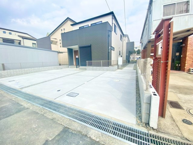 荻野３丁目　２号棟の駐車場|前道ゆったり６ｍ！駐車並列２台可能！運転が苦手な方でも駐車もスムーズにできますね♪