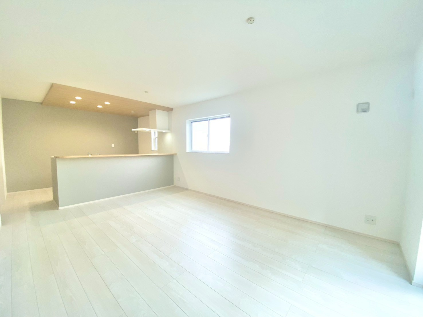 荻野３丁目　２号棟の居間・リビング|スペースを有効活用できる長方形リビング。家具を置いても動線が乱れず、すっきり整う心地よい空間に。リビング中心の暮らしを楽しめます！