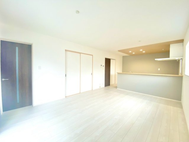 荻野３丁目　２号棟の居間・リビング|無駄のない長方形リビングで、お部屋全体を広くスッキリ使える間取り。テレビやソファの位置も決めやすく、インテリアを楽しみたい方にぴったりです！