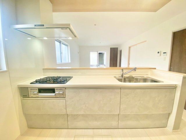 荻野３丁目　２号棟のキッチン|生活感を抑えやすい統一デザインのシステムキッチン。キレイが続き、毎日を丁寧に過ごせる。料理をするのが楽しみになる空間です。