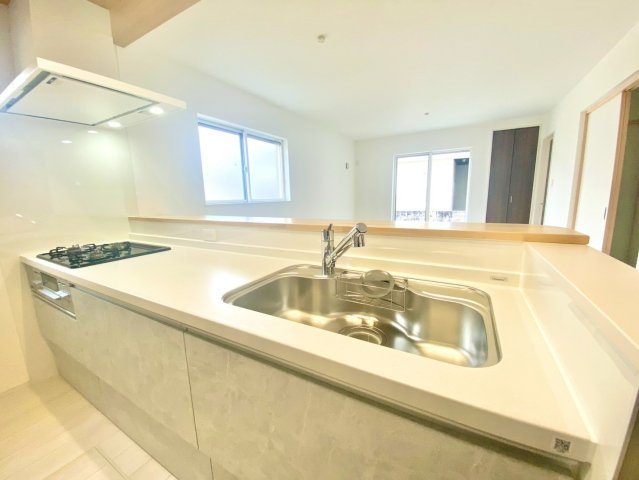 荻野３丁目　２号棟のキッチン|カウンターキッチンなら、料理をしながらリビングの家族と会話が楽しめる空間。作業動線もスムーズで、毎日の家事がもっと快適になります。