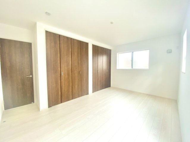 荻野３丁目　２号棟の洋室|【洋室８.４４帖】
広さにゆとりある洋室は、寝室＋ワークスペースなど多目的な使い方が可能。家具配置の自由度も高く、快適に過ごせる空間です。