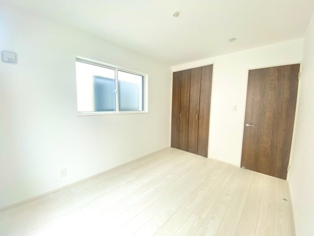 荻野３丁目　２号棟の洋室|【洋室６帖　バルコニー側】
家具の配置もしやすい6帖以上の洋室が揃い、ライフスタイルに合わせた使い方ができるお部屋設計。自分らしい空間が叶います。