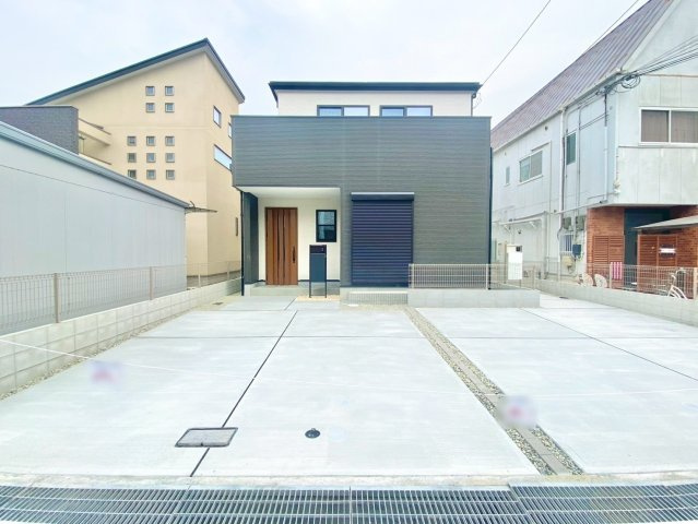 荻野３丁目　１号棟の外観|【令和８年１月完成予定！】
前道ゆったり６ｍ！駐車並列２台可能！運転が苦手な方でも駐車もスムーズにできますね♪