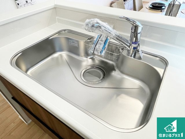 東近江市林田町　第1・2期　新築一戸建ての設備|浄水器を内蔵！炊飯時、お茶を作る時に安心してお水を使えます！お湯と冷水、浄水と原水、シャワーの切替えもワンタッチです！