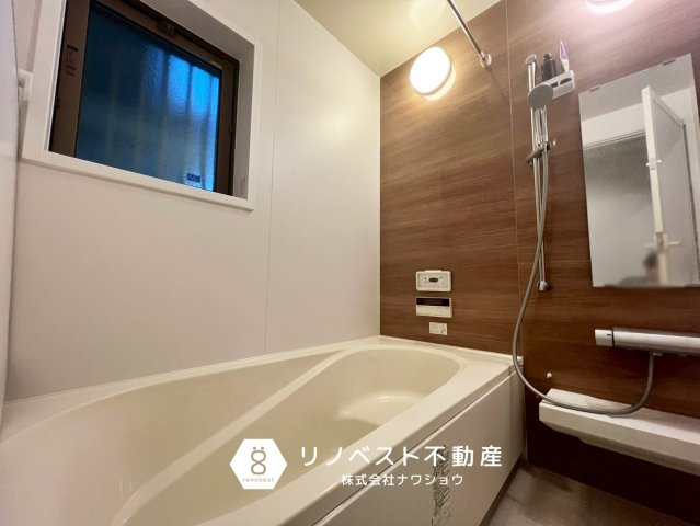 東大阪市大蓮北３丁目の浴室|浴室乾燥機完備。
小窓付きなので、入浴中の換気も可能です◎