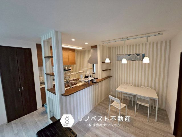 東大阪市大蓮北３丁目のキッチン|ラックや収納納多いキッチン回り。
カウンターキッチンなのでリビングの様子を見渡せます♪